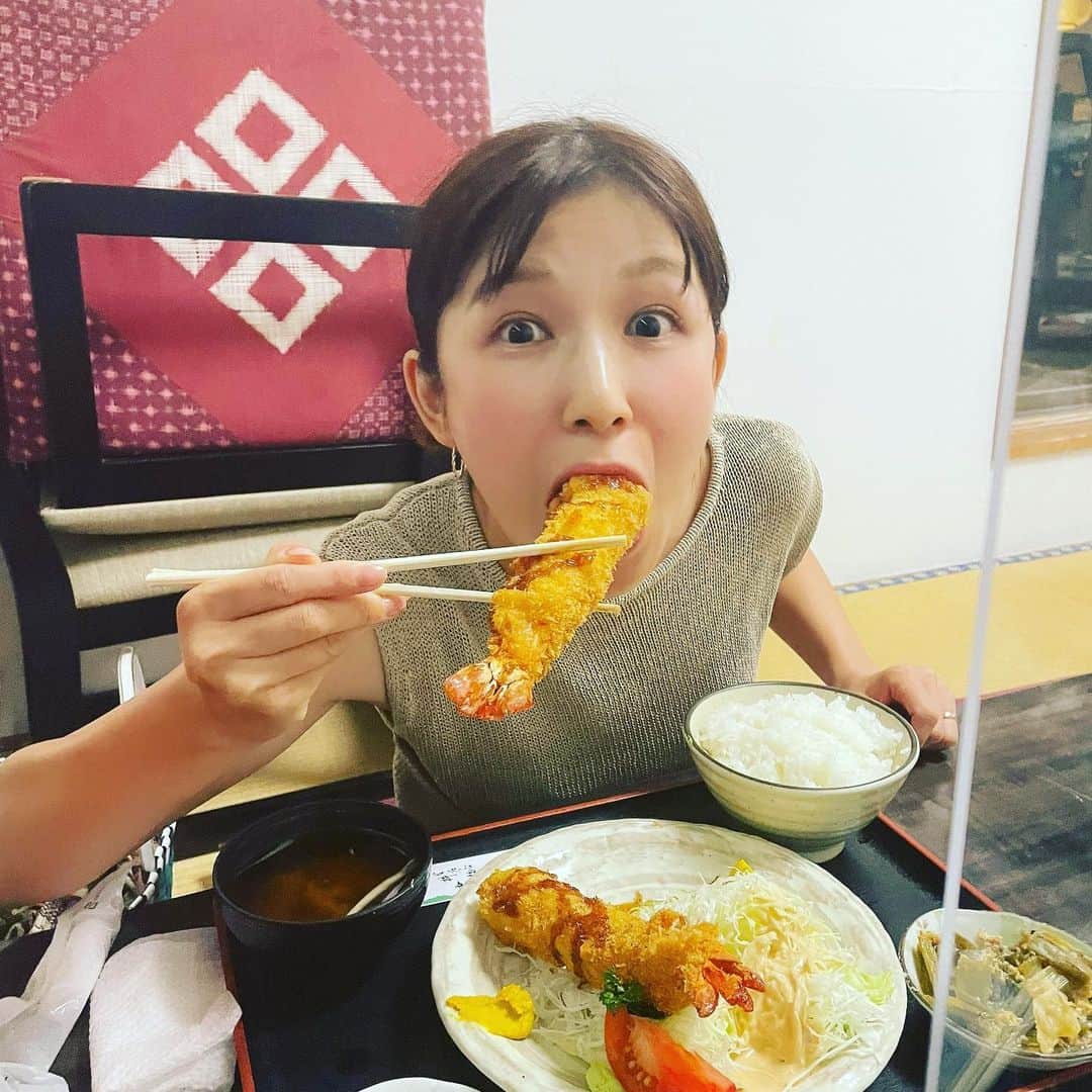 小西ゆりなさんのインスタグラム写真 - (小西ゆりなInstagram)「当分エビは食べなくても大丈夫なくらいの巨大海老フライを堪能😍💕 #この世で1番エビが好き #海老フライ #夏休みの思い出 #とてつもない重量感」8月28日 21時41分 - yurina_konishi
