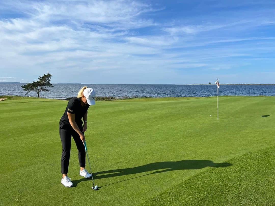 アンナ・ノルドクビストさんのインスタグラム写真 - (アンナ・ノルドクビストInstagram)「Dew patrol, a beautiful sunrise and a carry bag… when golf is at its best! 🫶🏻   Been great to spend some time practicing at @visbygk … honored and proud to be a member! This island mean so much to me and its been great to quiet down the pace for a while.  This golf course keeps being voted number 1 in Sweden (!!) and it’s definitely the best one Ive played at home. Also one of my favorites in the world! 💙」8月28日 21時42分 - a_nordqvist