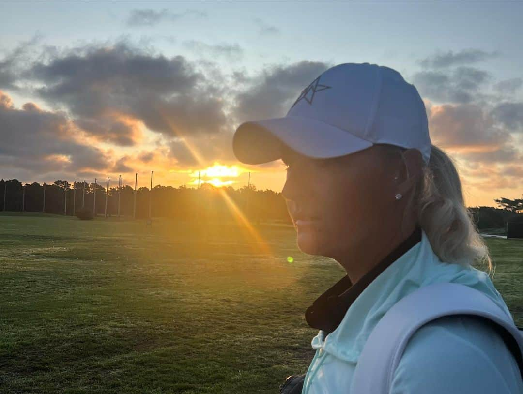 アンナ・ノルドクビストさんのインスタグラム写真 - (アンナ・ノルドクビストInstagram)「Dew patrol, a beautiful sunrise and a carry bag… when golf is at its best! 🫶🏻   Been great to spend some time practicing at @visbygk … honored and proud to be a member! This island mean so much to me and its been great to quiet down the pace for a while.  This golf course keeps being voted number 1 in Sweden (!!) and it’s definitely the best one Ive played at home. Also one of my favorites in the world! 💙」8月28日 21時42分 - a_nordqvist