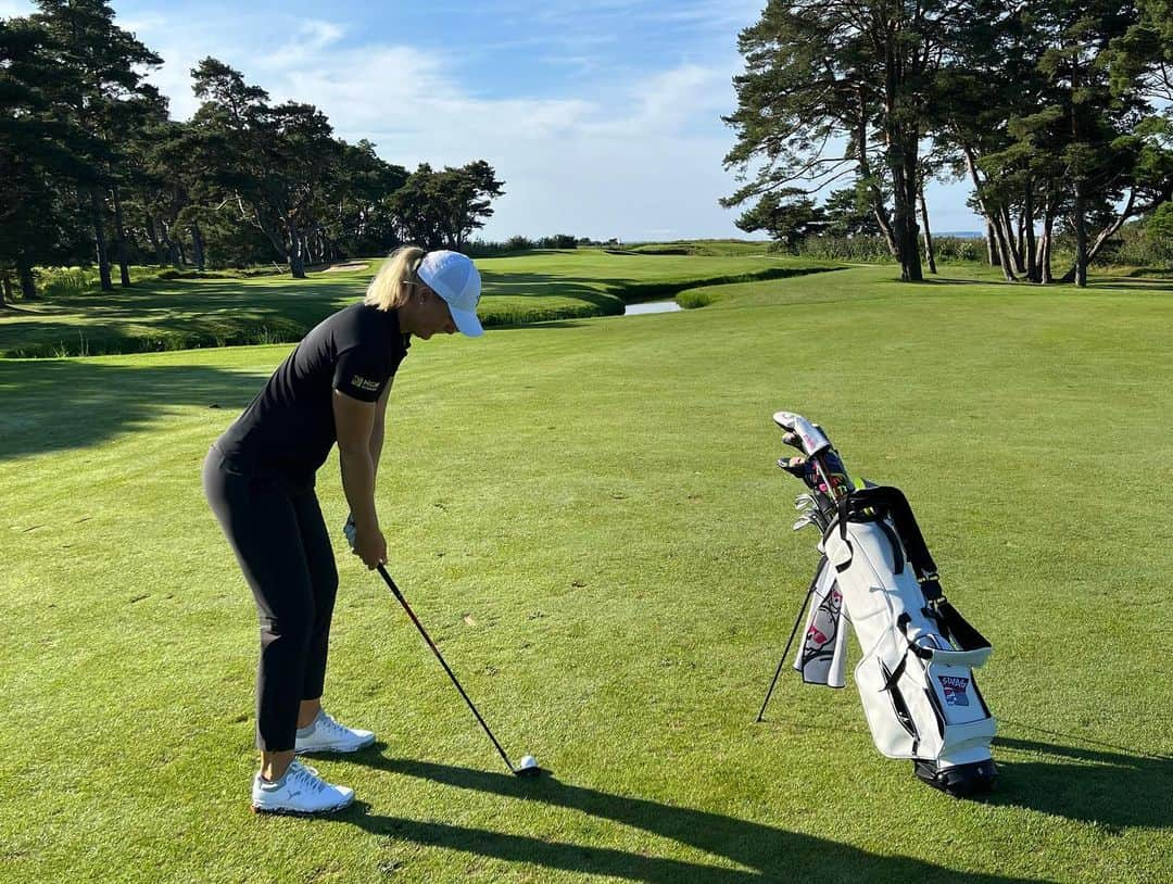 アンナ・ノルドクビストさんのインスタグラム写真 - (アンナ・ノルドクビストInstagram)「Dew patrol, a beautiful sunrise and a carry bag… when golf is at its best! 🫶🏻   Been great to spend some time practicing at @visbygk … honored and proud to be a member! This island mean so much to me and its been great to quiet down the pace for a while.  This golf course keeps being voted number 1 in Sweden (!!) and it’s definitely the best one Ive played at home. Also one of my favorites in the world! 💙」8月28日 21時42分 - a_nordqvist