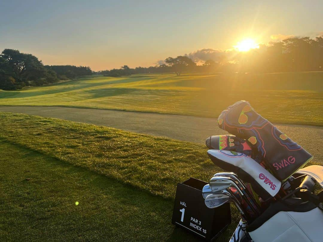 アンナ・ノルドクビストさんのインスタグラム写真 - (アンナ・ノルドクビストInstagram)「Dew patrol, a beautiful sunrise and a carry bag… when golf is at its best! 🫶🏻   Been great to spend some time practicing at @visbygk … honored and proud to be a member! This island mean so much to me and its been great to quiet down the pace for a while.  This golf course keeps being voted number 1 in Sweden (!!) and it’s definitely the best one Ive played at home. Also one of my favorites in the world! 💙」8月28日 21時42分 - a_nordqvist