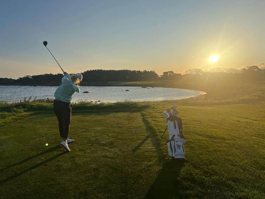 アンナ・ノルドクビストのインスタグラム：「Dew patrol, a beautiful sunrise and a carry bag… when golf is at its best! 🫶🏻   Been great to spend some time practicing at @visbygk … honored and proud to be a member! This island mean so much to me and its been great to quiet down the pace for a while.  This golf course keeps being voted number 1 in Sweden (!!) and it’s definitely the best one Ive played at home. Also one of my favorites in the world! 💙」