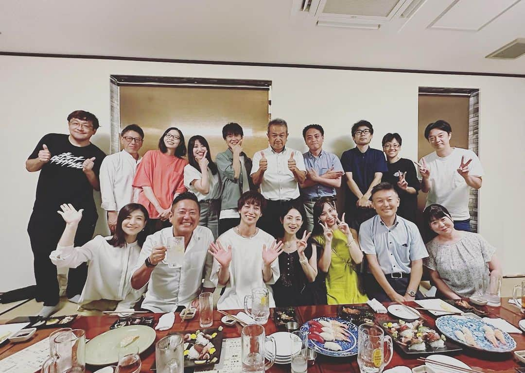 松本英子さんのインスタグラム写真 - (松本英子Instagram)「私のデビューのきっかけを作って下さった恩人でもあるFM秋田・高橋航さんの呼びかけで秋田の媒体の皆さま大集合〜✨こんな風に呑むのはデビュー当時以来かなぁ...🍻ずっと応援し続けてくれる故郷があるって幸せだなぁと改めて🥹 同郷のシンガーソングライター #平岡優也 君とも会えて嬉しい夜でした🎵」8月28日 21時43分 - matsumoto__eiko