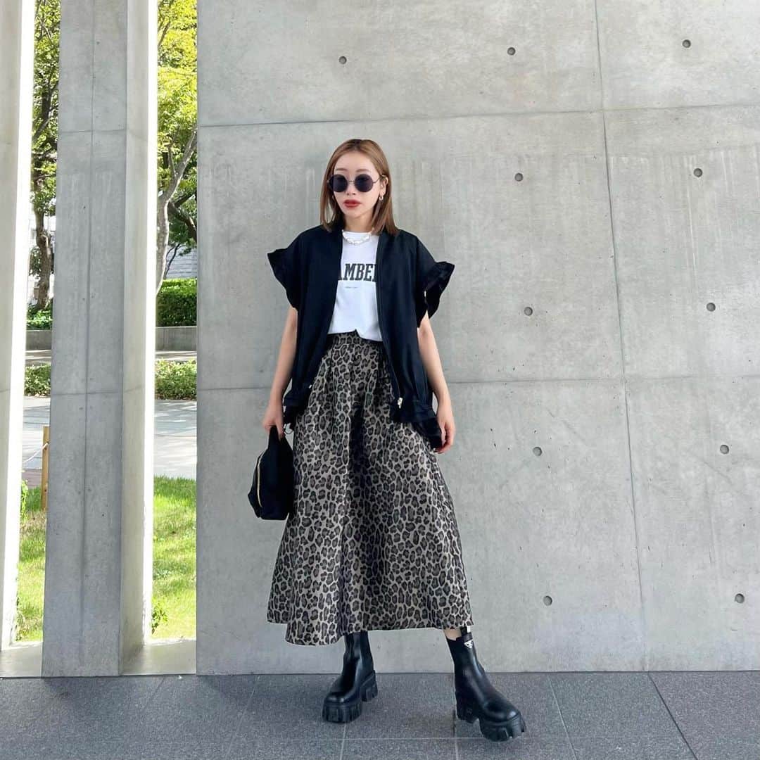のインスタグラム：「⁡ ⁡ ⁡ レオパスカートにフリルアウター 合わせ凄くオススメ🤭 ⁡ 秋冬はタートル合わせ絶対に 可愛い♥️♥️♥️ ⁡ そして、早くダウンを羽織りたいけど 妄想するだけで熱い🤣 ⁡ ⁡ ⁡ ⁡ ⁡ ⁡ ⁡ ⁡ ⁡ ⁡ ⁡ ⁡ #baybee#glowplus#fashion#coordinate##anyahindmarch#prada#プラダ#コーデ#ファッション#大人カジュアル#ママコーデ#40代コーデ#40代ファッション#カジュアルコーデ」