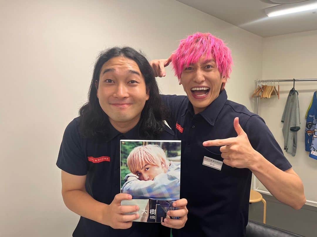 のインスタグラム：「EXIT兼近さんの写真集 #虚構 のトークイベントに出させて頂きました！ お邪魔してすみません！ 伝えたいことがあったので失礼しました！ そんなことよりオリコン1位らしい、、凄すぎ」