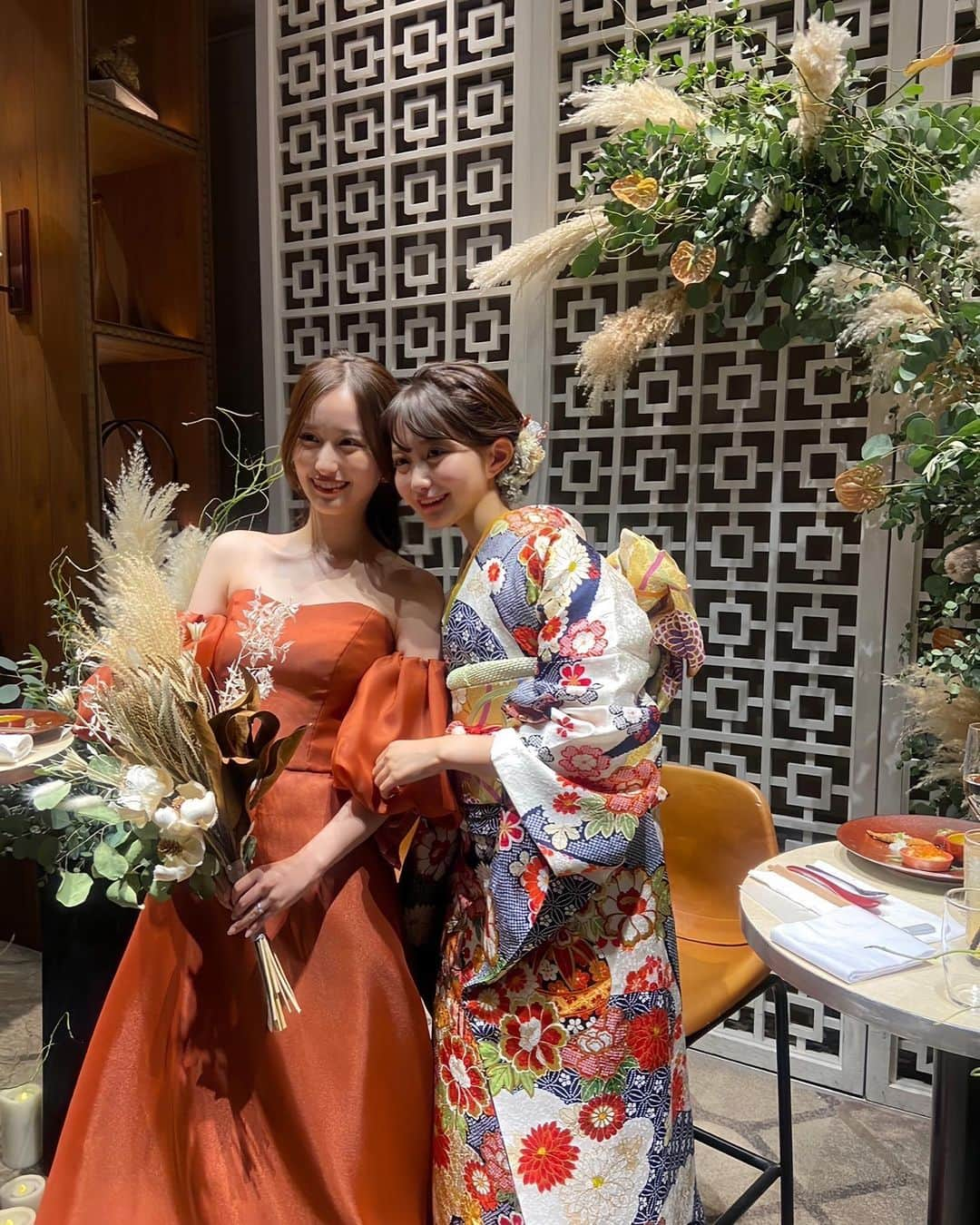 MIYUのインスタグラム：「ハレの日👘久しぶりの振袖♡ 素敵なデザインのを着れて嬉しかったなぁ💍  家族の写真📸  #結婚式 #ウェディングドレス #振袖 #姉貴 #姉 #姉妹 #家族 #ファミリー」