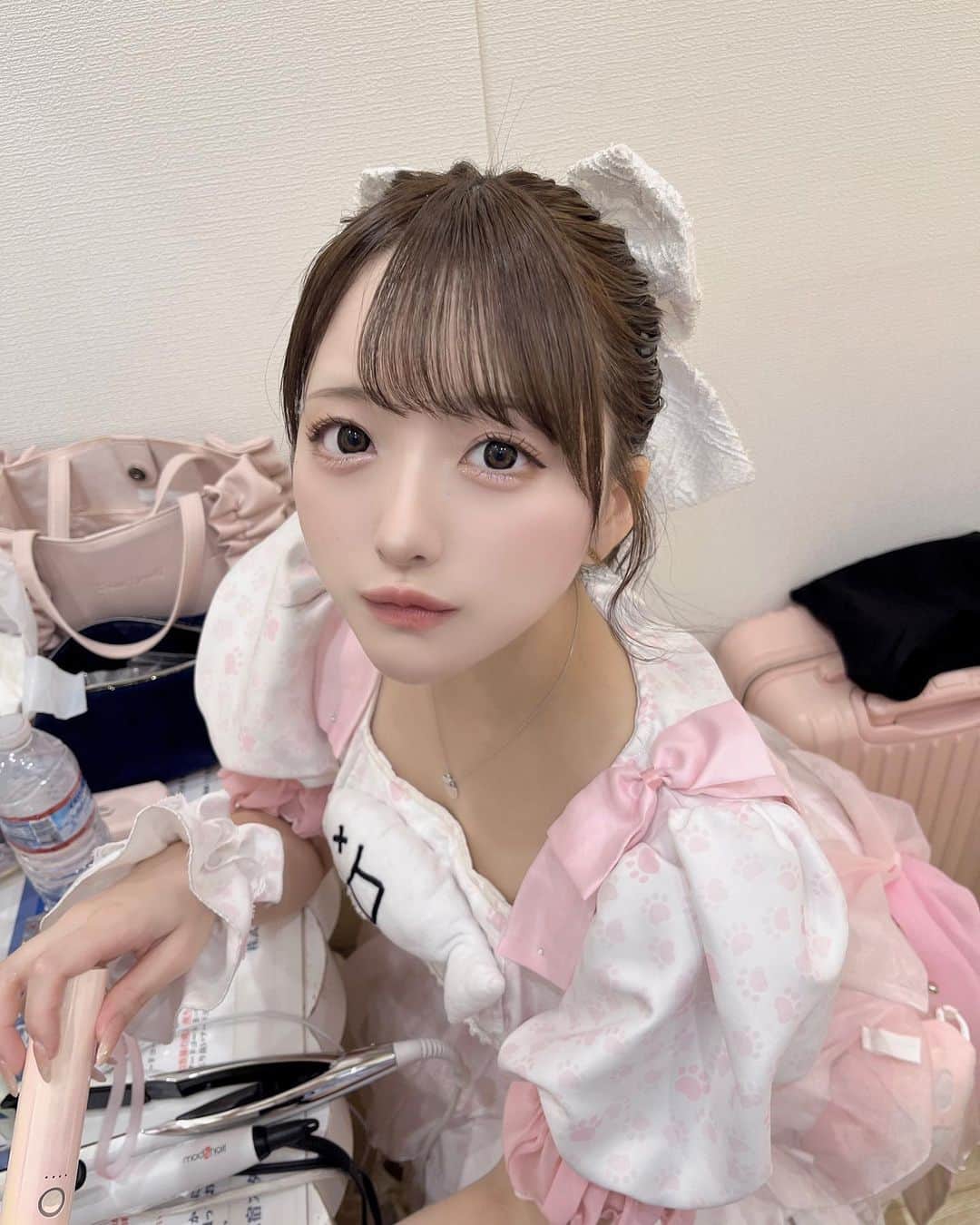 𝐘𝐔𝐑𝐈𝐀のインスタグラム：「. みて〜ってポニテ見せてるとこ (楽屋感満載の背景でお届けします)」