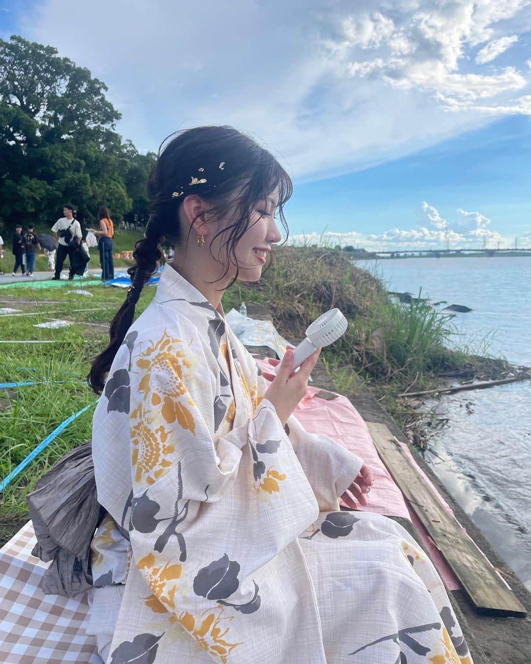 足立沙織さんのインスタグラム写真 - (足立沙織Instagram)「. 筑後川花火大会🎆  今年初の花火大会やったんやけど 天気良くてよかった〜☺  ヘアアレンジはりこちゃんにお任せ♡ 造り出すアレンジが大好きで してもらう度に感動してる🥲🫶🏻  かき氷も冷やしパインも美味しかった🍧♡  . #筑後川花火大会#浴衣#浴衣ヘア#浴衣ヘアアレンジ#浴衣コーデ#夏の思い出#福岡#花火大会#花火大会2023#ヘアアレンジ#福岡美容院#福岡美容室#일본여행선물#일본여행#좋아요반사#좋아요꾹#데일리룩코디」8月28日 21時46分 - sao_ri_17