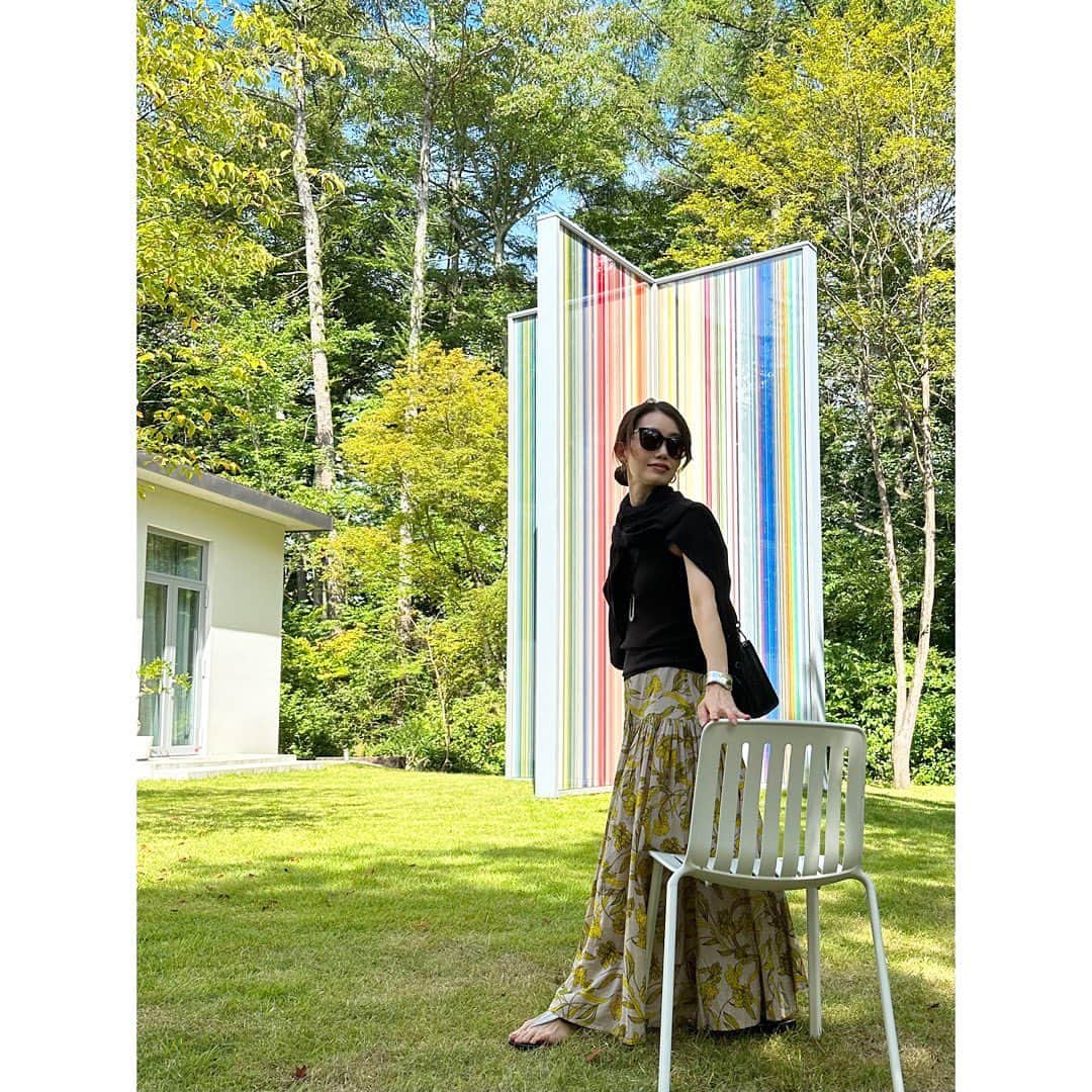 のインスタグラム：「* * 今年の7月末にオープンした リヒター・ラウムにも 行って来ました * 唯一撮影可のお庭の展示にて * リヒターのアトリエを模したという 建物や お庭も 軽井沢の自然に溶け込んで 時間が止まったような 美しくて静かな空間でした✨ * #リヒターラウム #richterraum  #gerhardrichter  #完全予約制　 #軽井沢」