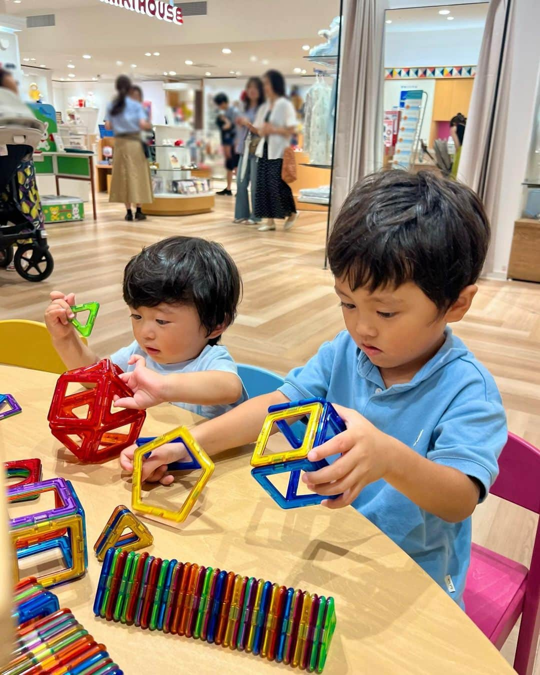 Ayaさんのインスタグラム写真 - (AyaInstagram)「夏の思い出👩‍👦‍👦💞  久しぶりな友達にも会えたり 夏休み満喫した😌 一緒に子供達と遊んでくれて ありがとっっ🤍 👦🏻はやりたかった釣り🎣もできたし 母も楽しんだ😂またやりたい🫶  あ〜夏まだおわらないでぇ〜！！ 関西帰省ももう終わり🥲❤️ 次帰れるのはいつかな〜😣  #夏の思い出#息子と母の夏休み#男の子育児#男の子ママ #実家帰省#神戸#元町カフェ#三ノ宮#三ノ宮カフェ #ニューラフレア#魚釣りデビュー#魚釣り#子連れお出かけ」8月28日 21時46分 - aya__fit