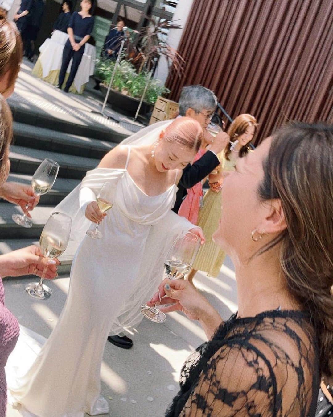高橋有紀子のインスタグラム：「* 10代の頃から多くの時間を共にしてきた志保の結婚式💍  20代前半は毎週末のように(ときには2日連続で😂) 音楽の鳴る所へ一緒に繰り出して(笑)、 志保がいたからこそ出会えた友達がいて、 今でも繋がってるご縁もたくさんある🙏🏽💫  2人の出会いをほんの少しばかりお手伝いできて、 人生初めてのスピーチもさせてもらって(🤢) とてもあたたかい幸せな一日でした🩵🧡  Congrats!!!! & I love you @gnateees 💋  #wedding #2023_8_6 #andaztokyo」