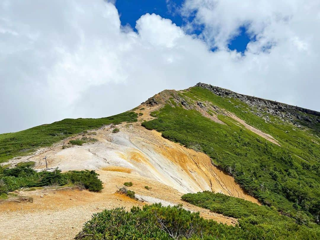 桐谷蝶々のインスタグラム：「登山日記！  先日、 硫黄岳→横岳→赤岳→中岳→阿弥陀岳と縦走してきました⛰️⛰️  去年と反対周りで登りました。  写真は硫黄岳⛰️  硫黄岳は頂上着いたらガスってきた〜🥲 でも去年は、雨でなんも見えなかったから、少しでも見られて良かった！😍 爆裂火口かっこいい〜✨  2回目の硫黄岳山荘！ 内装が新しくなってました！ 快適に眠れました☺️ また行きたいー！  ⛰️ #硫黄岳 （いおうだけ） 長野県八ヶ岳の1つ 標高2760m  1日目 美濃戸口→赤岳山荘で休憩→硫黄岳→硫黄岳山荘泊  #登山 #硫黄岳山荘 #硫黄岳山頂 #硫黄岳爆裂火口 #八ヶ岳 #登山が好き #登山初心者」