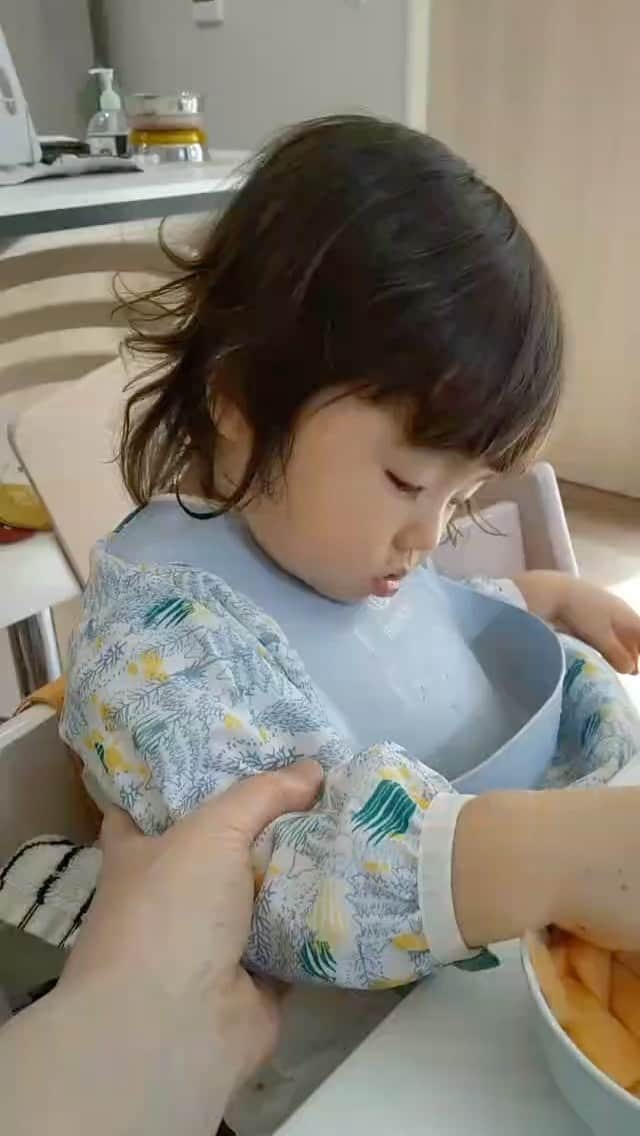 宇都宮まきのインスタグラム：「眠いけどどうしてもメロン食べたいの。ぼく」
