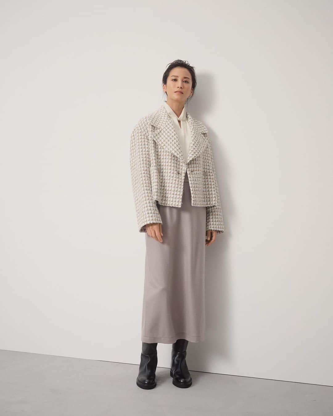 Theory luxe official account.のインスタグラム：「［FALL 2023 COLLECTION -September-］  4種類のファンシーヤーンと麻糸をMIXした新感覚のツイードジャケットは、立体感のあるグラフィカルな柄が存在感大。  デザインコンシャスなブラウスを覗かせ、クロップド丈ジャケットと相性のよいIラインが映えるロングスカートをコーディネート。 ジャケットを主役に、柔和な雰囲気のニュアンスカラーでまとめて優しげに。  #theoryluxe #セオリーリュクス #ツイード #ツイードジャケット #秋アウター #シャツコーデ #デザインブラウス #デザイントップス #タイトスカート #ワントーン #ワントーンコーデ #きれいめカジュアル」