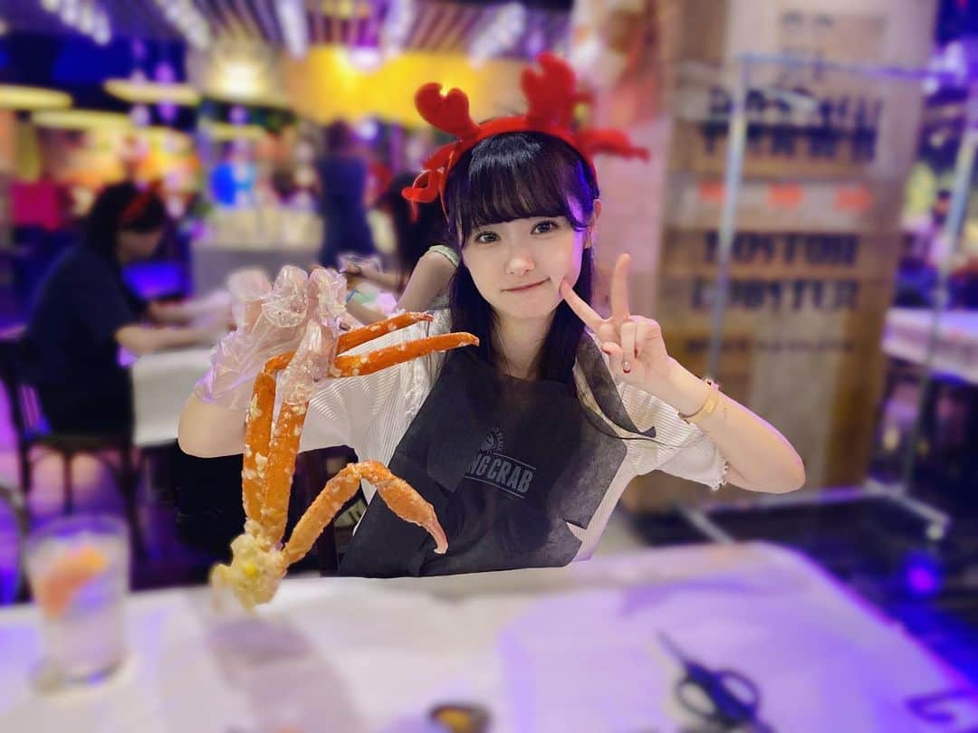 長南舞のインスタグラム：「ずーーーっと行ってみたかったダンシングクラブ(@dancingcrab_tokyo )🦀ついに行ってきました！  カニさんのカチューシャしっかりつけました🦀 カニちょなどーですか？笑  カニ久しぶりに食べたなぁ めちゃ美味しかったしはっぴー☺️✨  途中でダンス踊ってくれるんだけど、可愛い店員さんがいて私は終始ニコニコでした😀  楽しかったし美味しかったし絶対また行きたい！🦀  #手づかみシーフード #新宿グルメ #記念日 #誕生日 #サプライズ #女子会 #おすすめ #seafood #shinjuku #ダンシングクラブ東京  #dancingcrab #tokyo #ダンシングクラブ #グルメ #🦀 #シーフード #蟹」