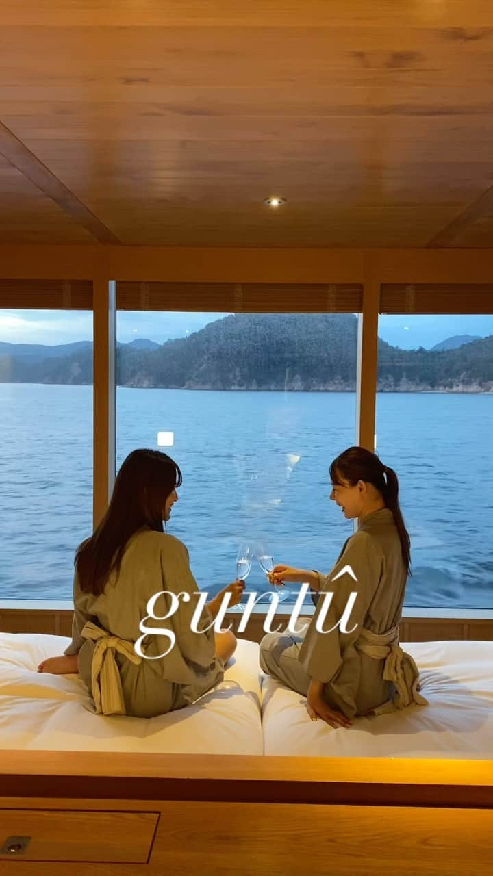 karen okajimaのインスタグラム：「guntû🚢🤍  ずっと行きたかったガンツウ🚢💓💓 2泊3日でいってきた！！  せとうちの海に浮かぶ、ちいさな宿🚢 もう、ほんとにほんまに最高でした！！！  その時によって寄る島が違ったりして、 今回は厳島神社を船から 参拝したのと、竹原市に行ったよ💓  次は宮島行く日に行きたいな〜🥰 幸せすぎる時間でした✨ 私たちはテラススイートの 露天風呂付きのお部屋にしたよ🎶  露天風呂つけなくても共用のお風呂もあるし、 サウナもあるしほんまに最高すぎた💓 また行きたいな〜🥰  #guntû #ガンツウ #guntu #広島 #おかじ旅行記 #船のホテル #動く高級旅館 #好きなものを好きなだけ #瀬戸内海に浮かぶ高級旅館 #海の家の旅館#せとうちクルーズ#せとうちクルーズ船 #せとうちクルーズ船guntu」