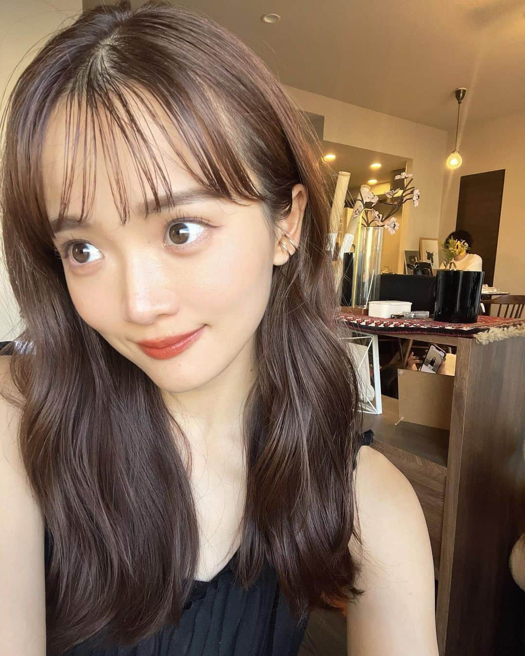 田久保夏鈴のインスタグラム：「久々の自撮り🤳🏼  目元のメイクは、一日中にじみにくくてスルスル描けるラブ・ライナーのクリームフィットペンシル。 持ち手の場所に重さがあるから手が安定するし、繰り戻しタイプだから安心だしありがたい◎ 肌とまつげのことを考えて、10種類の美容成分（保湿成分）も含まれてるそうです👀  ちなみにラブライナーから9月にマスカラもリニューアル発売される　ので、YouTubeでも今度紹介します😽♡  @loveliner_official #ラブライナー #loveliner #ラブライナーペンシル #ペンシルアイライナー #アイライナー」
