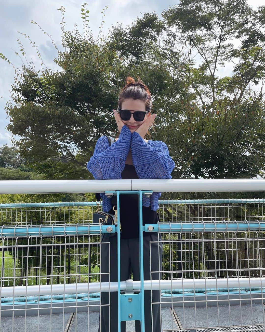 九里聖莉奈のインスタグラム：「. ⁡ 高所恐怖症ですが大吊橋渡りきりました！🥹🔥 ⁡ 写真は渡る前のサンプル吊橋で 撮ったものだから余裕な顔してますが 実際は怯えた顔しかしてませんでした笑 ⁡ 美味しいお団子も食べれて幸せーな日🩵 ⁡ #kuriseri #大吊橋 #三島スカイウォーク」