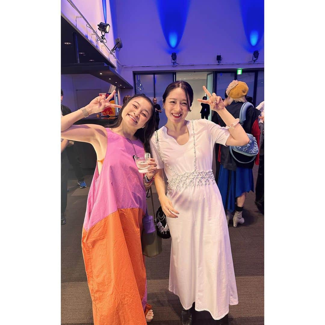 犬山紙子さんのインスタグラム写真 - (犬山紙子Instagram)「kanakosakaiの会場で愛するシトウレイさんとパチリ レイさん、ワンピに合わせたオレンジのブラが可愛すぎた。 私よワンピはkanakosakai この首元のカットの美しさよ❤️  #kanakosakai #rakutenfashionweektokyo #シトウレイ」8月28日 22時02分 - inuyamakamiko