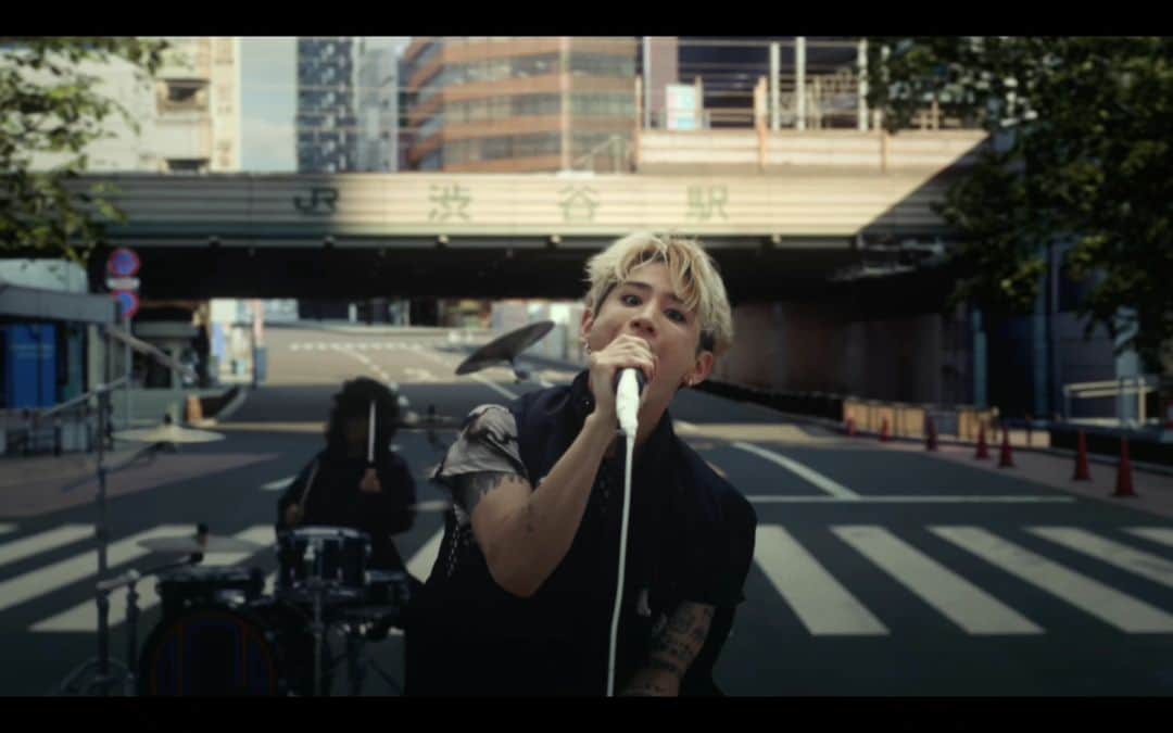 ONE OK ROCKのインスタグラム：「明日8/29の22:00にONE OK ROCKの新曲「Make It Out Alive」Music Video (Full Ver.)をYouTubeプレミア公開！  Music Video (Full Ver.) of "Make It Out Alive" will be available on 08.29 2PM (BST) / 9AM (EDT) / 6AM (PDT)  https://youtu.be/CM4iVSsD524  #ONEOKROCK #モンハンNow #MHNow @mh_now_official @mh_now_en」