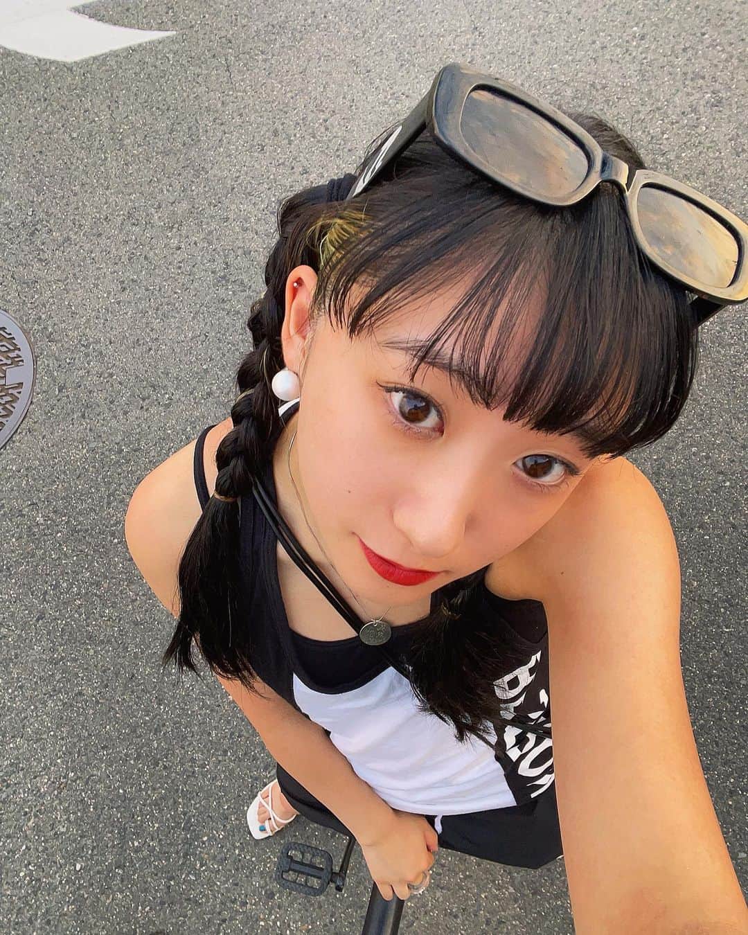 秋山眞緒のインスタグラム：「． この前海から帰ってきて時間があったので 地元を自転車でお散歩したんです👧🏻 ⁡ 夕方のお散歩たのしいいい ⁡ #tsubaki_factory #秋山眞緒」
