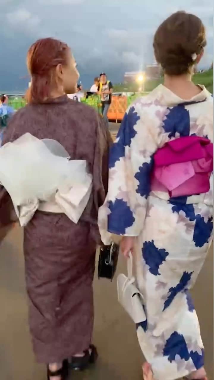 ほなみのインスタグラム：「. #筑後川花火大会  #夏の思い出  季節を楽しむこと 意識してることの一つです♡  は〜〜〜☺️ 目の前の輝く花火と 友達の浴衣姿の可愛さに 幸せ胸いっぱいでした。  また来年☺︎」