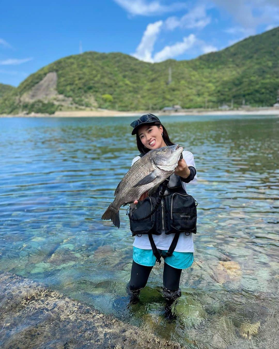 岡田万里奈さんのインスタグラム写真 - (岡田万里奈Instagram)「. . . 青物休憩中に、上五島でチヌトップ！ . 人生初めての 年無し53cmをゲットしました！ . 上五島サイズのチヌ達が ワラワラでてくるチヌトップ楽しすぎました🌻 . . . #上五島 #五島人 #五島列島 #チヌトップ #チニング #チニングトップ  #クロダイ #黒鯛 #釣り女子 #釣りスタグラム  #fishing #fishinglife #fishingtrip  #fishinglifestyle #fishingfun #fisherman  #angler #ladyangler #ladyanglers」8月28日 21時56分 - lovendor_okamari