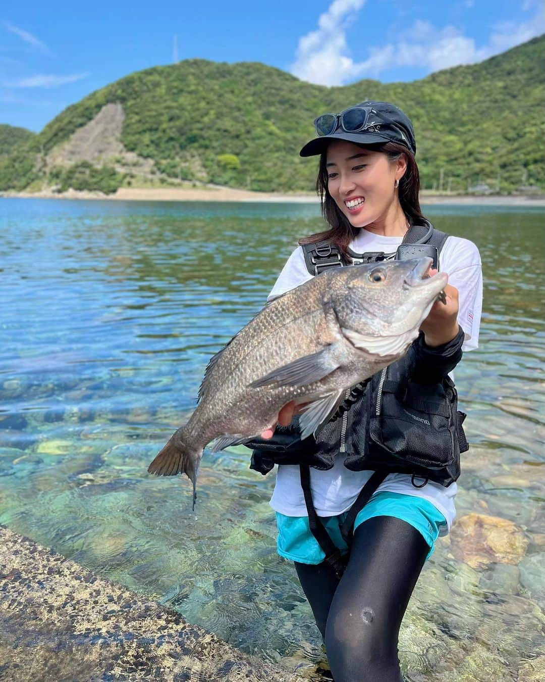 岡田万里奈のインスタグラム：「. . . 青物休憩中に、上五島でチヌトップ！ . 人生初めての 年無し53cmをゲットしました！ . 上五島サイズのチヌ達が ワラワラでてくるチヌトップ楽しすぎました🌻 . . . #上五島 #五島人 #五島列島 #チヌトップ #チニング #チニングトップ  #クロダイ #黒鯛 #釣り女子 #釣りスタグラム  #fishing #fishinglife #fishingtrip  #fishinglifestyle #fishingfun #fisherman  #angler #ladyangler #ladyanglers」