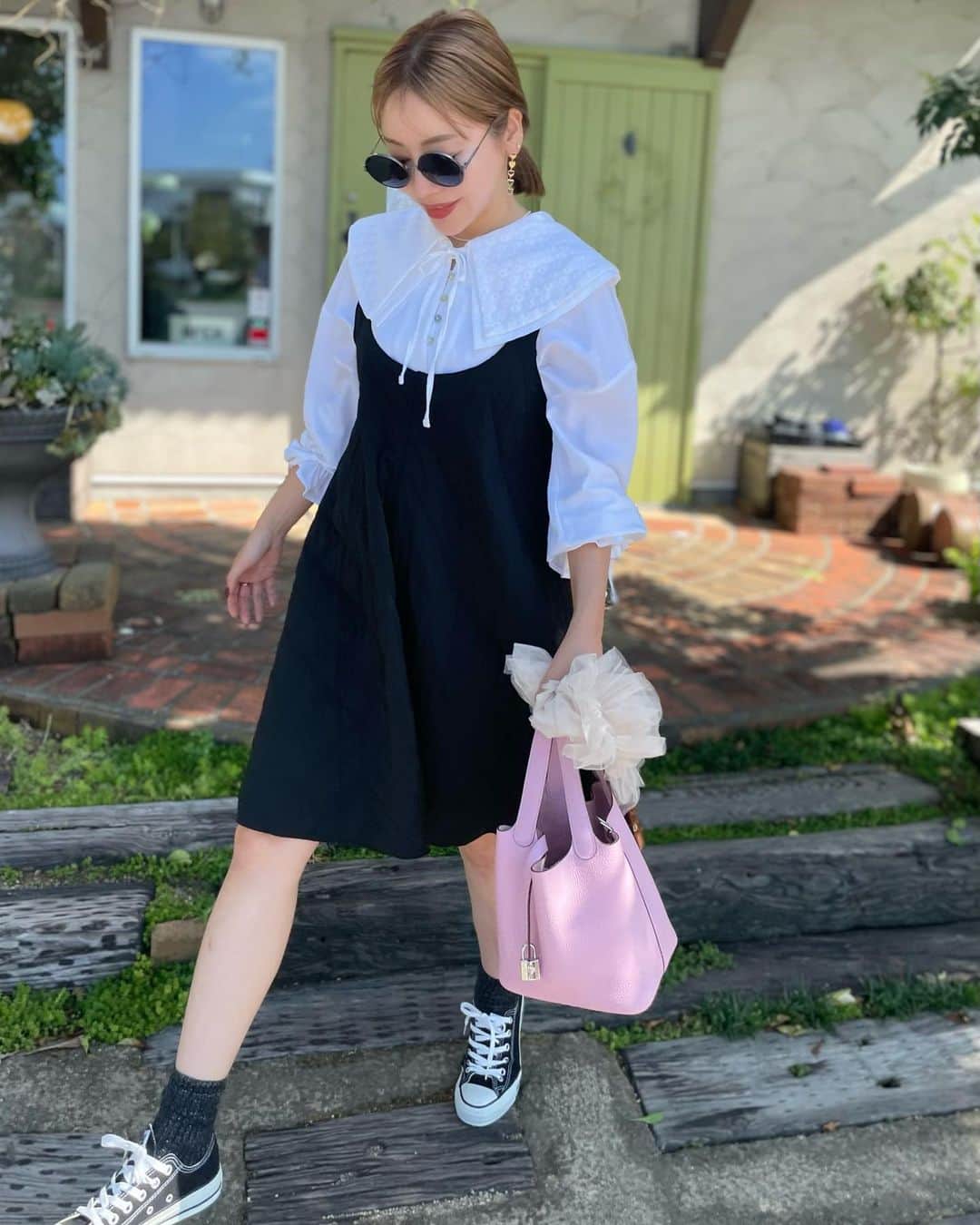 rinのインスタグラム：「⁡ ⁡ ⁡ 襟ブラウスにキルティングOP 最高に合うではないか‼︎👏 チラ見えスキンパールもポイント🤍 ⁡ そしてストーリーにもupした 手に持ってるだけで可愛い チュールの携帯ストラップは @__foo_sa_to_ さんの投稿見て 一目惚れしてオーダーしたもの😍 ⁡ かれこれ10年近くのお付き合いに なりますが昔からハンドメイドの 天才すぎてるんです🫶 ⁡ ストラップは斜めがけしたら ストラップでなくもはやお洋服の 一部のような存在感🤍 気に入りすぎてかなり推しですw ⁡ ⁡ ⁡ ⁡ ⁡ ⁡ ⁡ ⁡ ⁡ ⁡ ⁡ ⁡ ⁡ ⁡ ⁡ ⁡ ⁡ #baybee#glowplus#fashion#coordinate#hermes#meer#コーデ#ファッション#大人カジュアル#ママコーデ#ハンドメイド#ストラップ#エルメス#ピコタンロックpm#40代コーデ#40代ファッション#カジュアルコーデ」
