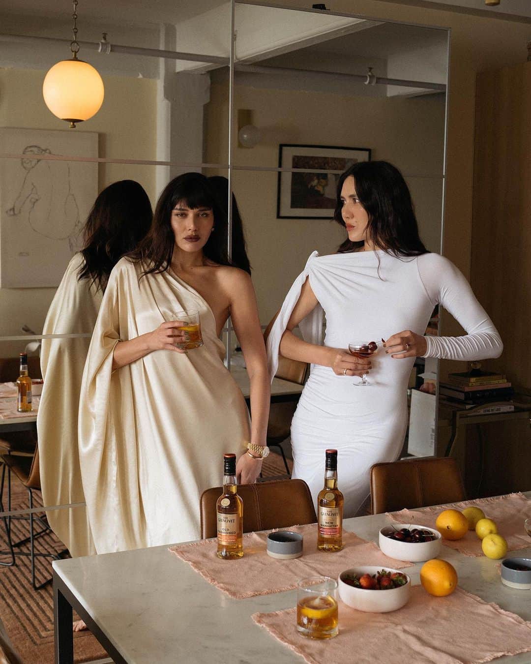 ナタリー・スアレスのインスタグラム：「My sister Dylana and I love co-hosting cocktail hours at our homes, and @TheGlenlivet_US Twist and Mix Cocktails allow us to create two of our favorite drinks within seconds for our guests: the Old-Fashioned and New Manhattan. Here's how it works! Twist the cap. Watch it mix. Pour to share and enjoy. This makes get-togethers with friends and family a total breeze. Co-hosting and cocktail hours give us the joy to storytell with the ones we love...reminiscing over one of the very best summers yet. #TheGlenlivetPartner #TwistAndMix」