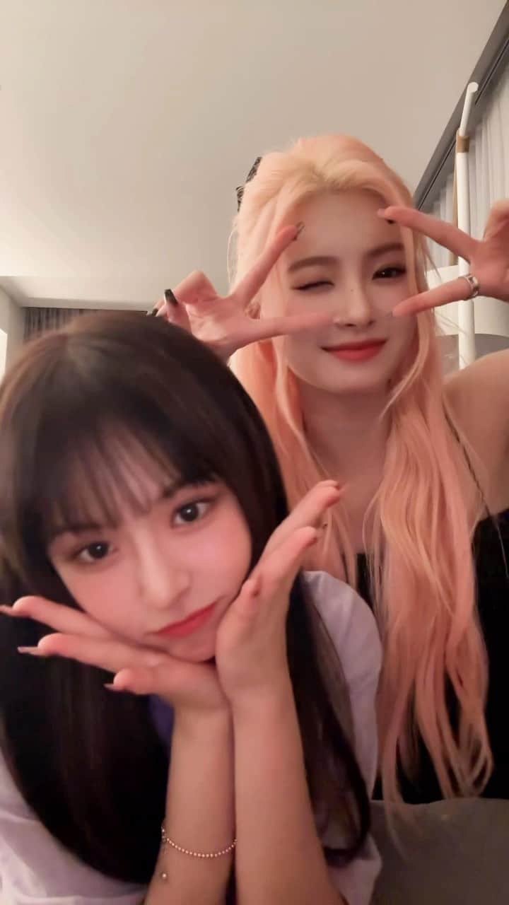 EVERGLOWのインスタグラム：「우리 그냥 엡글이들만 사랑하자구요💕 #EVERGLOW #에버글로우 #이유 #EU #이런 #YIREN」