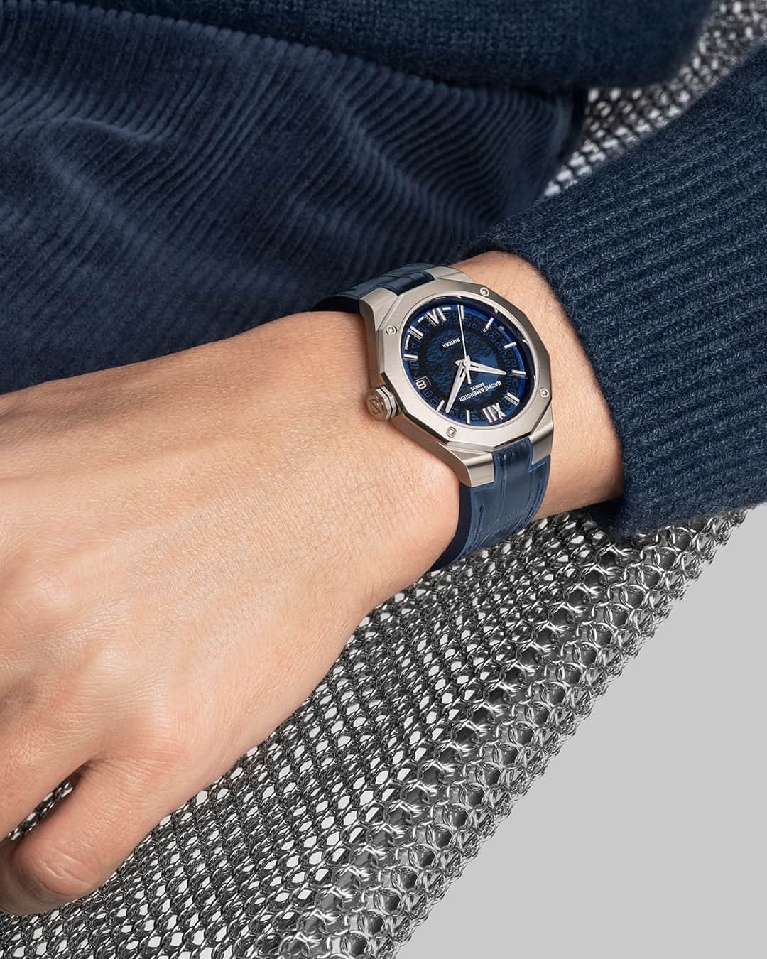 ボーンメルシーのインスタグラム：「Embrace the aesthete spirit.  As the sun sets on the horizon, he sets out on a journey of boundless exploration, accompanied by the captivating allure of the Riviera 10714. With its distinguished manufactured Baumatic movement, the timepiece tanscends limits, while the mesmerizing smoked sapphire bleu diale reflects the ever-changing hues of the sky and sea.  Where would you venture with this remarkable timepiece on your wrist? Share you dream destinations in the comments below! -- Riviera 10714 39 mm, Baumatic Manufacture movement, Stainless steel case, Smoked blue sapphire crystal dial, Date aperture at 3 o'clock, 5 days Power Reserve, Chronometric precision, Antimagnetic to 1500 Gauss, Fast Strap technology - Interchangeable strap system.  Eligible for an 8-year warranty -- #BaumeetMercier #Riviera #Since73 #ShapingTime #UnleashTheExplorer #TimelessAdventures #DailyWatch  #Watches #Watch #InstaWatch #WatchOfTheDay #WatchesOfInstagram #WatchLover #Style  #Timepiece #WatchMaking  #InstaWatches」