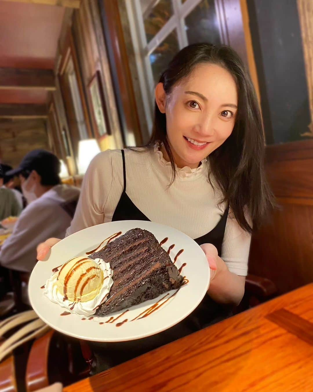 佐々木実季さんのインスタグラム写真 - (佐々木実季Instagram)「顔サイズのチョコレートケーキ🍫 さすがに一人で全部は無理だけど、ペロッと平らげたら店員さんがビックリしてた👍濃厚で美味しかったよ♫ただやっぱり食べ過ぎたから翌朝までお腹いっぱいでした🤭   #レッドロブスター #チョコレートウェーブ #アメリカンサイズ #redrobster #🦞 #🥩 #🍫 #🦀 #🍝 #🦪 #ゴルフ投稿しなかったらフォロワー減る女 #ゴルフ行ってない #ゴルフ行きたい #ゴルフ女子 #ゴルフ大好き」8月28日 22時00分 - miki.sasaki_golf