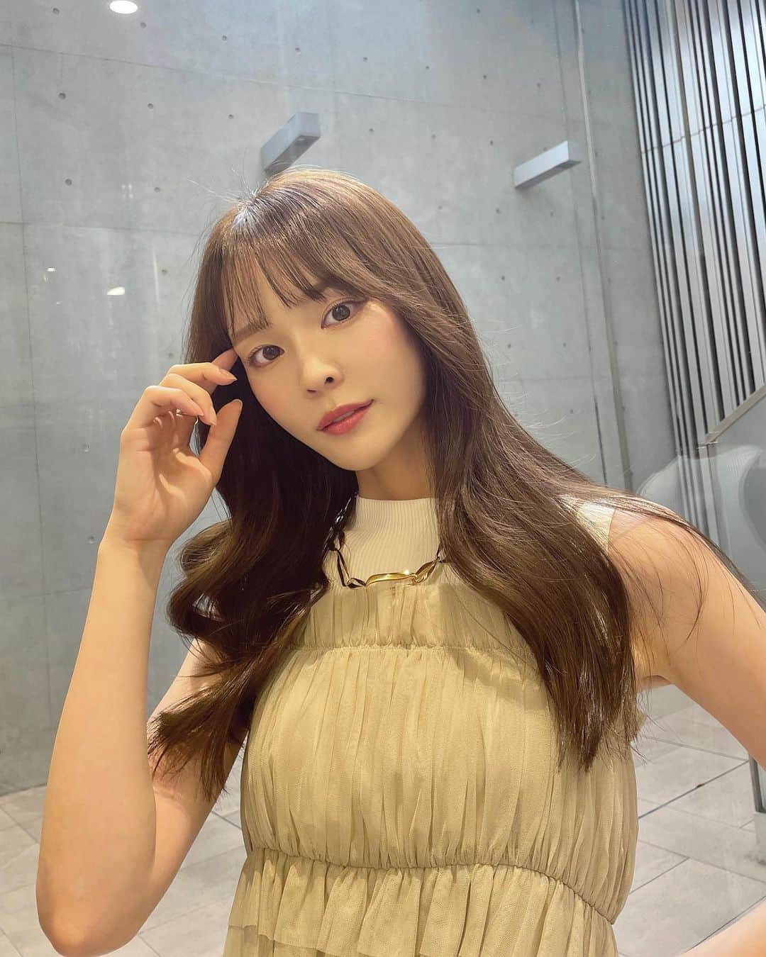 磯田 ひかる(Hikaru Isoda) のインスタグラム：「こんばんは🌸 1週間また始まりましたね〜！  そんな週初めの今日はヘアメンテに♡ 夏は色落ち&ダメージが気になるけど @______iobaby ちゃんにつやつやにしてもらいました🥰  カラーと髪質改善トリートメントをしてもらいました❣️ 色は暗くなりすぎないようにオリーブベージュ🫒  イエベ春の人におすすめカラーです！私は最近もっぱらこれ🤍  #オリーブベージュ #ヘアカラー #髪質改善 #ロングヘア #ヘアカラーベージュ」
