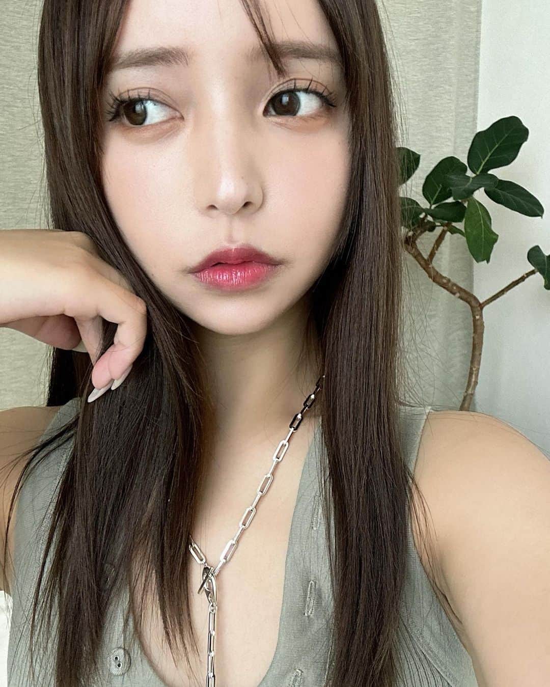 のインスタグラム：「自分の髪がどんどん好きになる🐻‍❄️ 色味も絶妙で可愛いくて、とにかく過去一サラッサラで後ろ姿に自信を持てるよ☺︎ @hrhk__hrhk  何より終わるの早いのが嬉しいし、落ち着いたお店の雰囲気も好みで最高なサロン〜」