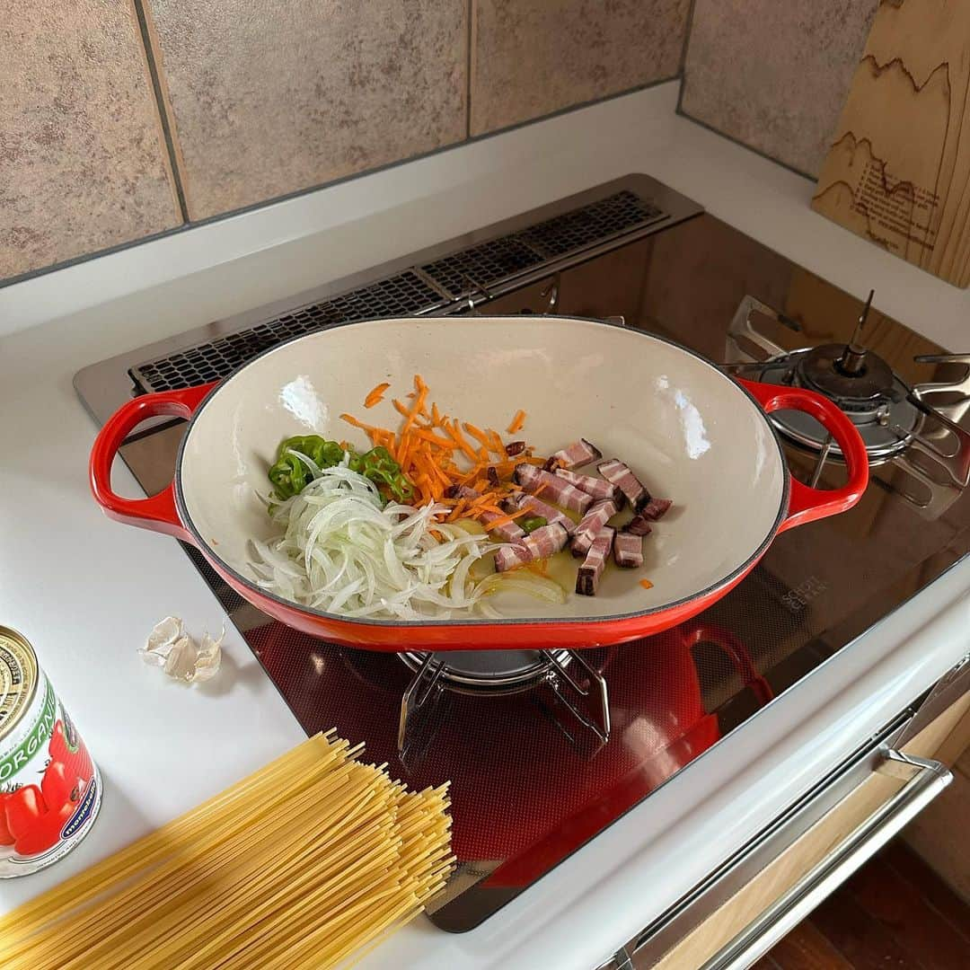 Tesshiさんのインスタグラム写真 - (TesshiInstagram)「お鍋ひとつでトマトソーススパゲッティ One pot spaghetti with tomato sauce #yummy #homemade #healthy #pasta #spaghetti #tomatosauce #onepotmeal #parmigianoreggiano #おいしい #パスタ #スパゲッティ #トマトソース #お腹すいた #ワンパンレシピ #パルミジャーノレッジャーノ #マカロニメイト #フーディーテーブル #手作り  2人分→オリーブオイル大2、にんにく1かけ、赤唐辛子1本、具(ベーコン玉ねぎピーマンにんじん)、日本酒大2〜、トマト缶1缶400g、水1缶分、麺200g、塩小1/2〜1 バターひとかけら、パルミジャーノ•レッジャーノ、塩胡椒など Serves 2… 2 tbsp olive oil, 1 clove garlic, 1 chili, bacon, onion, bell peppers, carrot, 2~ tbsp sake, 1 canned tomatoes 400g, 1 can’s worth of water, 200g spaghetti, 1/2~1 tsp salt Butter, Parmigiano Reggiano, salt and pepper…」8月28日 22時01分 - tmytsm