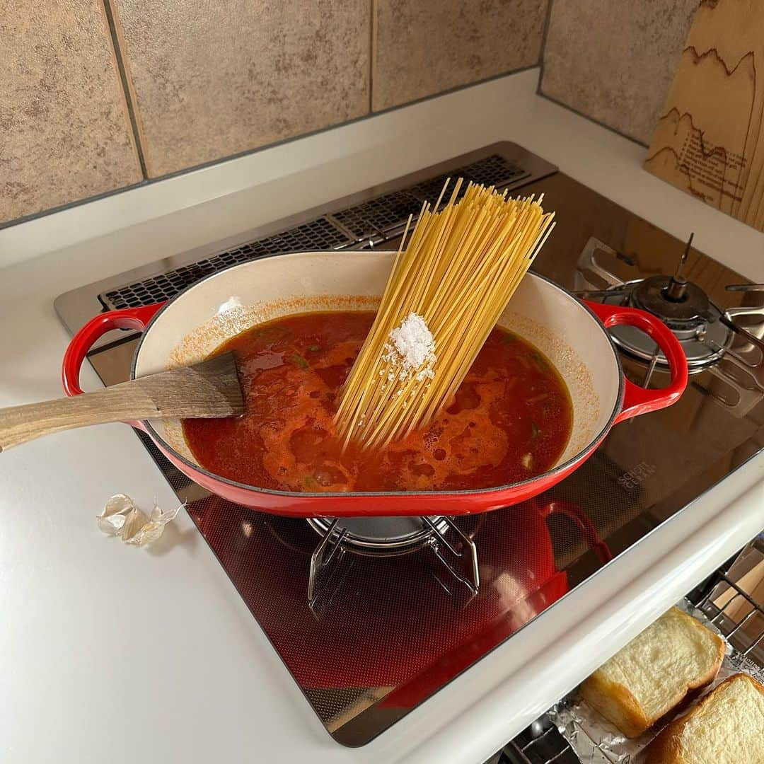 Tesshiさんのインスタグラム写真 - (TesshiInstagram)「お鍋ひとつでトマトソーススパゲッティ One pot spaghetti with tomato sauce #yummy #homemade #healthy #pasta #spaghetti #tomatosauce #onepotmeal #parmigianoreggiano #おいしい #パスタ #スパゲッティ #トマトソース #お腹すいた #ワンパンレシピ #パルミジャーノレッジャーノ #マカロニメイト #フーディーテーブル #手作り  2人分→オリーブオイル大2、にんにく1かけ、赤唐辛子1本、具(ベーコン玉ねぎピーマンにんじん)、日本酒大2〜、トマト缶1缶400g、水1缶分、麺200g、塩小1/2〜1 バターひとかけら、パルミジャーノ•レッジャーノ、塩胡椒など Serves 2… 2 tbsp olive oil, 1 clove garlic, 1 chili, bacon, onion, bell peppers, carrot, 2~ tbsp sake, 1 canned tomatoes 400g, 1 can’s worth of water, 200g spaghetti, 1/2~1 tsp salt Butter, Parmigiano Reggiano, salt and pepper…」8月28日 22時01分 - tmytsm