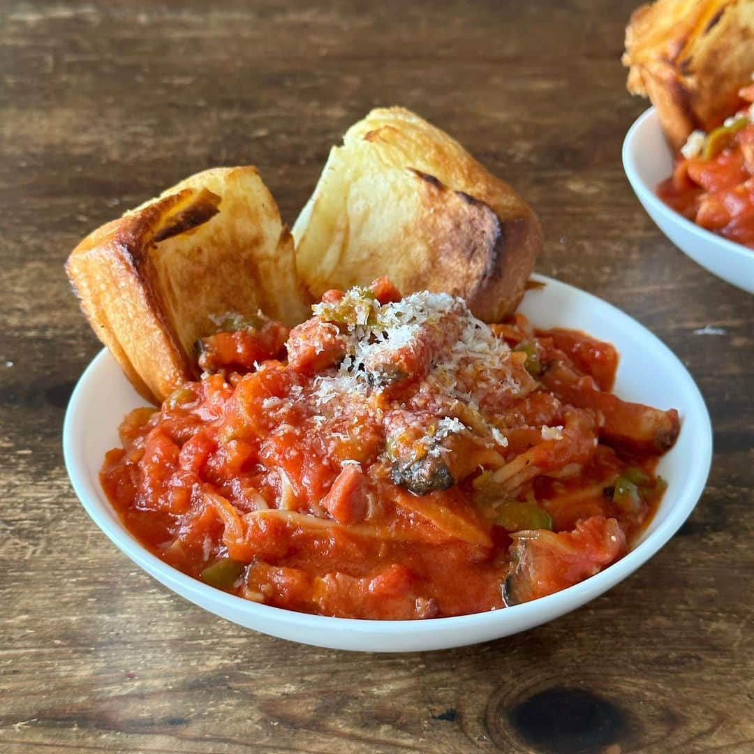 Tesshiさんのインスタグラム写真 - (TesshiInstagram)「お鍋ひとつでトマトソーススパゲッティ One pot spaghetti with tomato sauce #yummy #homemade #healthy #pasta #spaghetti #tomatosauce #onepotmeal #parmigianoreggiano #おいしい #パスタ #スパゲッティ #トマトソース #お腹すいた #ワンパンレシピ #パルミジャーノレッジャーノ #マカロニメイト #フーディーテーブル #手作り  2人分→オリーブオイル大2、にんにく1かけ、赤唐辛子1本、具(ベーコン玉ねぎピーマンにんじん)、日本酒大2〜、トマト缶1缶400g、水1缶分、麺200g、塩小1/2〜1 バターひとかけら、パルミジャーノ•レッジャーノ、塩胡椒など Serves 2… 2 tbsp olive oil, 1 clove garlic, 1 chili, bacon, onion, bell peppers, carrot, 2~ tbsp sake, 1 canned tomatoes 400g, 1 can’s worth of water, 200g spaghetti, 1/2~1 tsp salt Butter, Parmigiano Reggiano, salt and pepper…」8月28日 22時01分 - tmytsm
