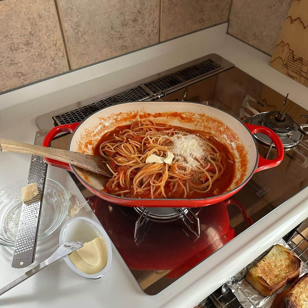 Tesshiさんのインスタグラム写真 - (TesshiInstagram)「お鍋ひとつでトマトソーススパゲッティ One pot spaghetti with tomato sauce #yummy #homemade #healthy #pasta #spaghetti #tomatosauce #onepotmeal #parmigianoreggiano #おいしい #パスタ #スパゲッティ #トマトソース #お腹すいた #ワンパンレシピ #パルミジャーノレッジャーノ #マカロニメイト #フーディーテーブル #手作り  2人分→オリーブオイル大2、にんにく1かけ、赤唐辛子1本、具(ベーコン玉ねぎピーマンにんじん)、日本酒大2〜、トマト缶1缶400g、水1缶分、麺200g、塩小1/2〜1 バターひとかけら、パルミジャーノ•レッジャーノ、塩胡椒など Serves 2… 2 tbsp olive oil, 1 clove garlic, 1 chili, bacon, onion, bell peppers, carrot, 2~ tbsp sake, 1 canned tomatoes 400g, 1 can’s worth of water, 200g spaghetti, 1/2~1 tsp salt Butter, Parmigiano Reggiano, salt and pepper…」8月28日 22時01分 - tmytsm