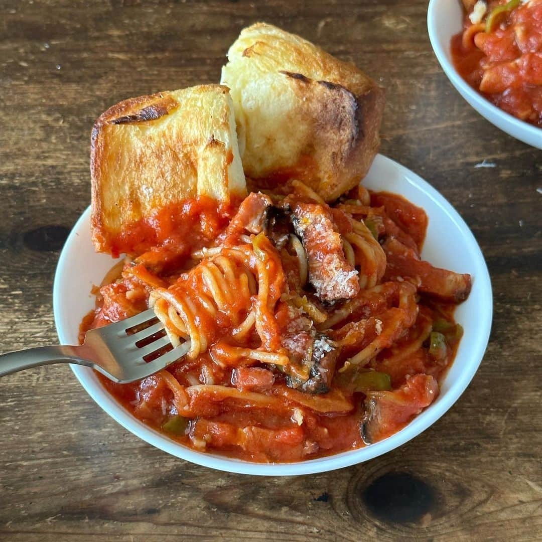 Tesshiのインスタグラム：「お鍋ひとつでトマトソーススパゲッティ One pot spaghetti with tomato sauce #yummy #homemade #healthy #pasta #spaghetti #tomatosauce #onepotmeal #parmigianoreggiano #おいしい #パスタ #スパゲッティ #トマトソース #お腹すいた #ワンパンレシピ #パルミジャーノレッジャーノ #マカロニメイト #フーディーテーブル #手作り  2人分→オリーブオイル大2、にんにく1かけ、赤唐辛子1本、具(ベーコン玉ねぎピーマンにんじん)、日本酒大2〜、トマト缶1缶400g、水1缶分、麺200g、塩小1/2〜1 バターひとかけら、パルミジャーノ•レッジャーノ、塩胡椒など Serves 2… 2 tbsp olive oil, 1 clove garlic, 1 chili, bacon, onion, bell peppers, carrot, 2~ tbsp sake, 1 canned tomatoes 400g, 1 can’s worth of water, 200g spaghetti, 1/2~1 tsp salt Butter, Parmigiano Reggiano, salt and pepper…」