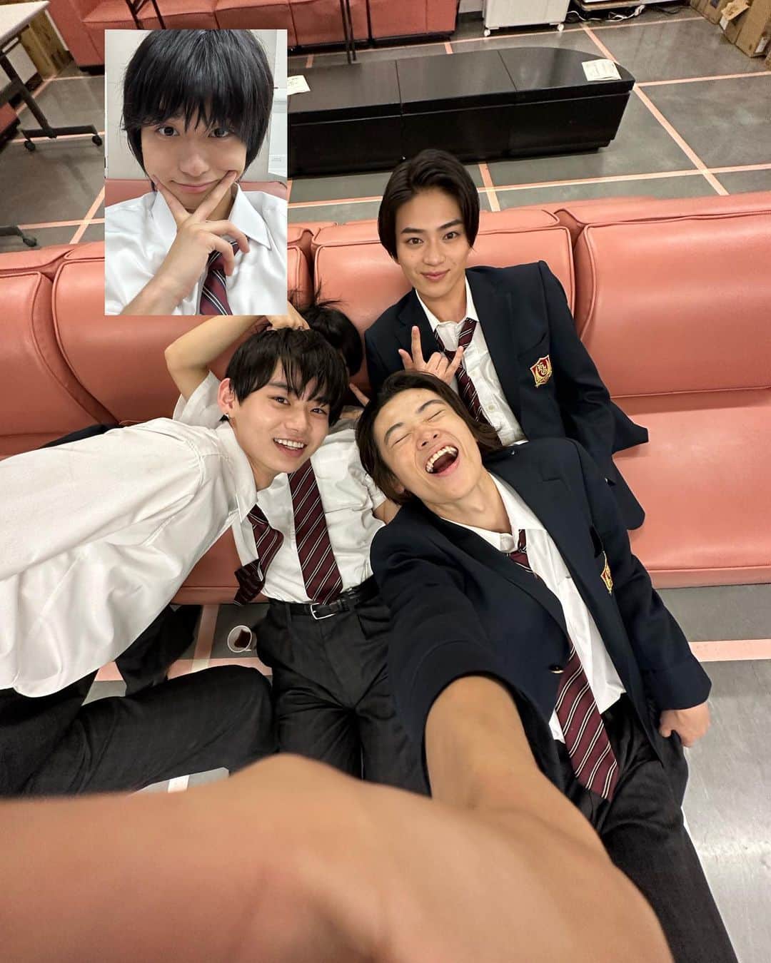 のインスタグラム：「8月28日　月曜日　曇り こんにちは。奥平です。 今日は、とても撮影が大変でした。 何とはいえませんが、やっぱりこの作品は一つ一つにみんなが集中して本気で取り組んでる分、疲れも出てきます。みんなお疲れ様です。 そして今日の弁当は差し入れ弁当でしたHuluさんが美味しいお弁当を入れてくれました。 疲れてる時に、美味しい弁当を食べられるほど嬉しいことはありません。 美味しくいただきました。 ありがとうございます。  この写真、みんなで日記の写真とろーぜーって話してて撮ろうとしたらのせがわざと被ってきて、僕の顔が見えなくなってしまいました、なので俺の写真を上に編集で載せてくれました。 卒業式の欠席写真みたいになってて悔しいですけど、みんないい顔してていい写真ですね。 この4人のなかでのせ以外のようじとあいるは同い年なんですよね。 のせも一個上ですけど、誕生日が３月なんでほぼ同い年みたいな感じです。  ちょっぴり今日は朝起きるのが早かったです。 割と混んでる電車乗ってたんですけど、普通混んでるとちょっと嫌な気持ちにになったりしますが、聞いてる音楽によっては、気を紛らわせることに気づきました。 最近までずっとヒップホップを聞いてたんですが、ピアノの音楽を聞いてるとすごく落ち着いた気持ちになれることがわかりました。 やっぱりクラシックの力は偉大ですね。 そんなクラシックを聴きながら、電車に揺られて現場に向かいました。 途中でおみくんとゆうきくんと会いました。 暑かったんで、アイスを買ってスタジオまで向かいました。 なんか夏っぽいですね。 現場入りしてからは、なゆたくんとのせとみくちゃんとあおいちゃんと、アニメの世界にいくならなんとアニメの世界に行くかっていう話をしてました。 皆さんはどんな世界に行きたいですか？ ぼくは、現実世界と変わらないような世界に行きたいです。 ほなまた明日。  #奥平の日記」
