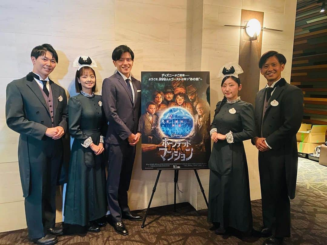 青木源太さんのインスタグラム写真 - (青木源太Instagram)「スンッ→ニコッ  ディズニー映画「ホーンテッドマンション」ジャパンプレミアで、東京ディズニーランドのアトラクション “ホーンテッドマンション”のキャストの皆さんが特別に応援に駆けつけてくれました！嬉しくて写真撮影をお願いすると、無表情バージョンと笑顔バージョンがあるらしく、どちらも撮っていただきました😅  東京ディズニーランドのアトラクション “ホーンテッドマンション”は9月13日までは休止中ですので、 それまでは是非劇場で映画観て楽しんで頂き、 9月14日からは東京ディズニーランドで期間限定の スペシャルバージョン『ホーンテッドマンション “ホリデーナイトメアー”』をお楽しみください。  【イベント司会のお仕事その251〜260】 251 ゴリラクリニックビジネスセミナー 252  映画「夜が明けたら、いちばんに君に会いにいく」 253 映画「MEGメグ ザ・モンスターズ2」 254  ディズニー・ピクサー映画「マイ・エレメント」 255  東京都　青少年への啓発イベント「きみまも 〜君を守りたい〜」 256  ディズニー映画「ホーンテッドマンション」ジャパンプレミア 257 MBS ドラマ「女子高生、僧になる。」の制作発表記者会見 258・259 ゴリラクリニックビジネスセミナー 260 東京都「こどもスマイルムーブメント アンバサダー就任式」  #日本一のイベント司会者への道」8月28日 22時01分 - aoki.genta