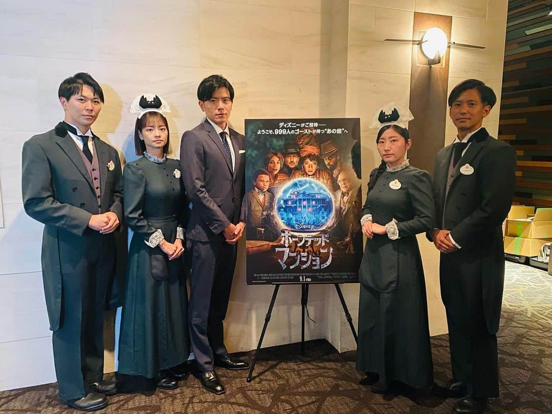 青木源太のインスタグラム：「スンッ→ニコッ  ディズニー映画「ホーンテッドマンション」ジャパンプレミアで、東京ディズニーランドのアトラクション “ホーンテッドマンション”のキャストの皆さんが特別に応援に駆けつけてくれました！嬉しくて写真撮影をお願いすると、無表情バージョンと笑顔バージョンがあるらしく、どちらも撮っていただきました😅  東京ディズニーランドのアトラクション “ホーンテッドマンション”は9月13日までは休止中ですので、 それまでは是非劇場で映画観て楽しんで頂き、 9月14日からは東京ディズニーランドで期間限定の スペシャルバージョン『ホーンテッドマンション “ホリデーナイトメアー”』をお楽しみください。  【イベント司会のお仕事その251〜260】 251 ゴリラクリニックビジネスセミナー 252  映画「夜が明けたら、いちばんに君に会いにいく」 253 映画「MEGメグ ザ・モンスターズ2」 254  ディズニー・ピクサー映画「マイ・エレメント」 255  東京都　青少年への啓発イベント「きみまも 〜君を守りたい〜」 256  ディズニー映画「ホーンテッドマンション」ジャパンプレミア 257 MBS ドラマ「女子高生、僧になる。」の制作発表記者会見 258・259 ゴリラクリニックビジネスセミナー 260 東京都「こどもスマイルムーブメント アンバサダー就任式」  #日本一のイベント司会者への道」