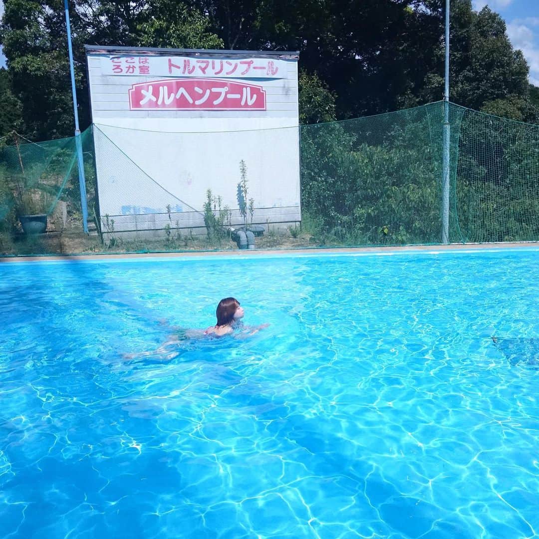真奈さんのインスタグラム写真 - (真奈Instagram)「夏プール叶えられた！😭 都内のナイトプール……とかじゃない！  じゃなくて佐賀県のメルヘン村😭🐿️🩵  さいくううううぅうううう！！！！！  メルヘン村の感動は 小出しにしていきます。  🌰🐿️  #メルヘン村　#メルヘンプール #どんどんどんどんどんぐりす #マジ夏すぎる」8月28日 22時11分 - manatmnt0116
