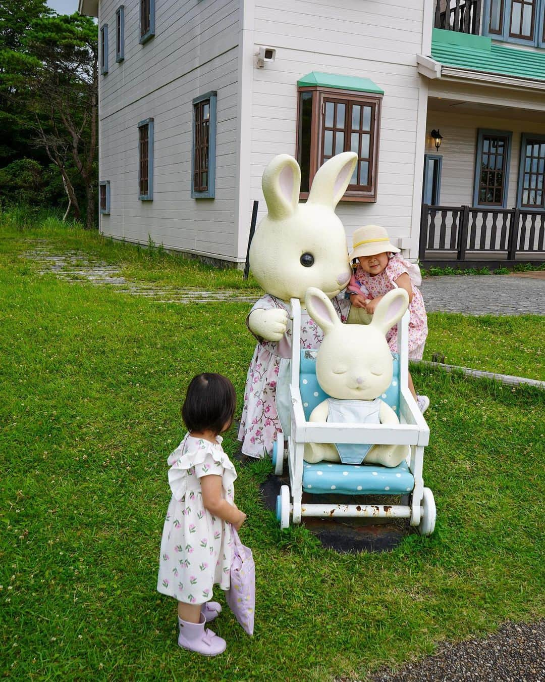 泉マリコさんのインスタグラム写真 - (泉マリコInstagram)「やっとやっと‼️今日から長女の幼稚園が始まったよー🥹お支度や送迎とかあるけど、楽‼️幼稚園ありがとう🚌💕 . これからぼちぼち夏休みの思い出を振り返っていこうと思います👒✨ . お盆に家族で行った遊園地 @grinpa_official 🎡 シルバニアの #緑の丘のすてきなお家 の前で記念撮影したよ🏡 . ぐりんぱって面白くて、キャラクターがシルバニアとウルトラマンなんです🐰💫 男の子受けも女の子受けもバッチリ👌 . 屋外屋内ともにアスレチックが充実していて、長女は「アスレチック全部できたよー」と喜びを炸裂させていました☺️❤️ 他にも遊園地定番のアトラクションから変わり種まで盛り沢山、待ち時間無しで乗り放題🎡 そして何より涼しいっ✨富士裾野でかなり涼しい場所なので、真夏でちょうど良いです⛰ . アスレチックや迷路など体を動かすアトラクションが豊富なので、3歳以上の子にはとってもオススメ！うちの長女はかなりお気に入りです🥹👍 . . #ぐりんぱ #富士山 #ウルトラマン #シルバニア #赤い屋根の大きなお家 #親子コーデ #富士裾野 #静岡観光」8月28日 22時12分 - mariko_i0902