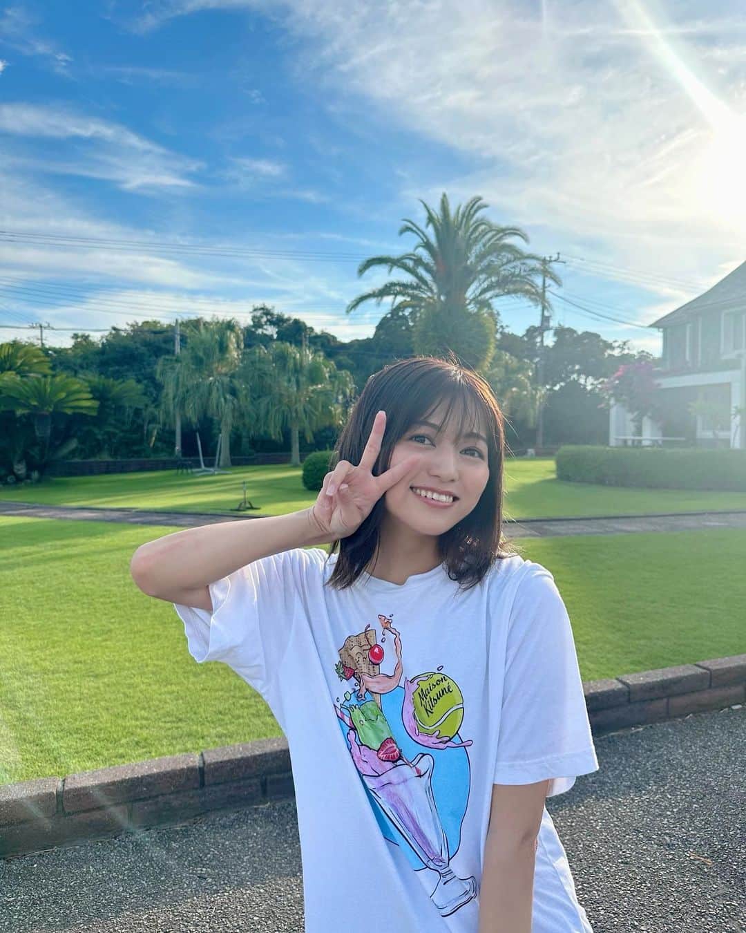 のインスタグラム：「今日はナチュラルメイクな日☾  お仕事でお邪魔した場所が、 海外みたいな感じで とっても素敵でした😻😻  Tシャツは、 @maisonkitsune のもの🍨🦊 メンズサイズなんだけど、 一目惚れしました☺️☺️  とっても優しいカメラマンさんが撮ってくださいました✿  #maisonkitsune #撮影 #ナチュラルメイク #f #fyp #fashion」