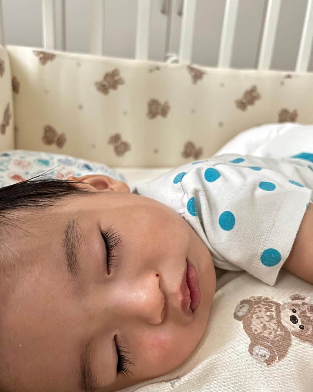 acaneのインスタグラム：「・ 今日で、息子が1歳半でした🩵  できることが増えて 歩くスピードもどんどん早くなって ONEまで歌えるようになりました。笑(動画見てね)  ご飯もお米はあんまり好きじゃないけど お好み焼きはバクバク食べます。  よく笑うしよく寝るし リップロールもできるしほんと芸達者😂  お片付けして〜！っていったら おもちゃ箱に自分でお片付けします。 (これは完全に保育園のおかげ🥹🙏)  ツアー中は離ればなれの日が続いて 成長を見落としてるんやないかなって 思う日もたくさんあるし落ち込む日もあるけど パパに感謝しながら、 楽の自慢のママになれるように頑張ります💪🏻🩷  自分より何よりも大切な人👦🏻 世界一だいすき！」
