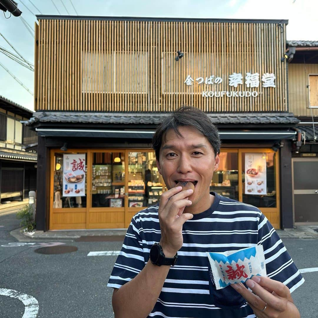 山中真さんのインスタグラム写真 - (山中真Instagram)「・ 幕末に新選組が結成され 今年は160周年。  普段非公開のゆかりの地が いくつも特別公開されています♪  壬生寺では土方歳三の刀と 同じ刀が見られたり。  新徳寺では新選組結成の きっかけとなった演説が あった場所に入れたり。  角屋という料亭だった場所には 近藤勇の前、初代筆頭局長だった 芹沢鴨という人の暗殺に 関わる部屋が残っています。  新選組の屯所、宿舎だった場所の 旧前川邸は今も個人所有で これまで一般公開はなし、 今回貴重な初公開。  豪商の金庫などがあった蔵には 貴重品を上げる滑車があって 新選組はこれを 討幕派志士の拷問に使ったとか。  歴史上のお話と思っていた 160年前の様々な場面を リアルに想像できる各場所。  近所には新選組にちなんだ スイーツなんかもあります♪  いろいろお話しを教えてもらうと 英雄だった一面と 乱暴狼藉、無法者だった一面も。  皆さんの新選組の評価は？  #mbs #よんチャンtv  #毎日生中継 #山ちゃん中継 #新選組　#幕末 #壬生寺　#新徳寺 #角屋　#旧前川邸 #だんだら珈琲店 #幸福堂　#誠まんじゅう」8月28日 22時08分 - makorine1120