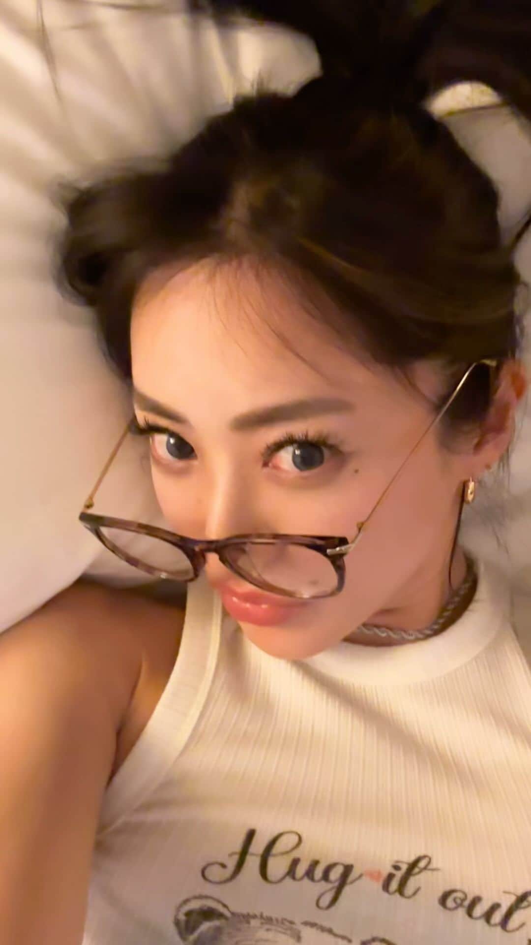 松岡李那のインスタグラム：「🤓😙😯😉 I got fever today 🤒 Take care everyone 🙏」