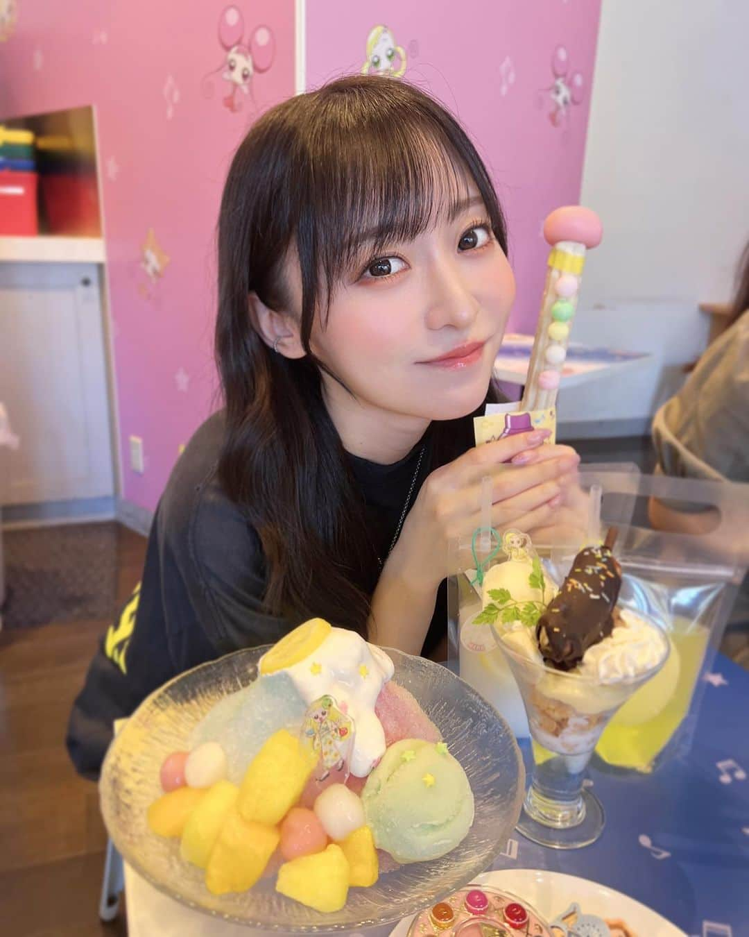 石飛恵里花のインスタグラム：「. おジャ魔女どれみカフェ行ったときの🍒 お友達がみならいタップ持参してくれて映えた♡🎶  #おジャ魔女どれみ #おジャ魔女どれみカフェ」